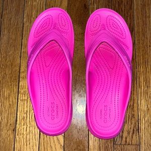 Croc like new hot pink sandals sz 8